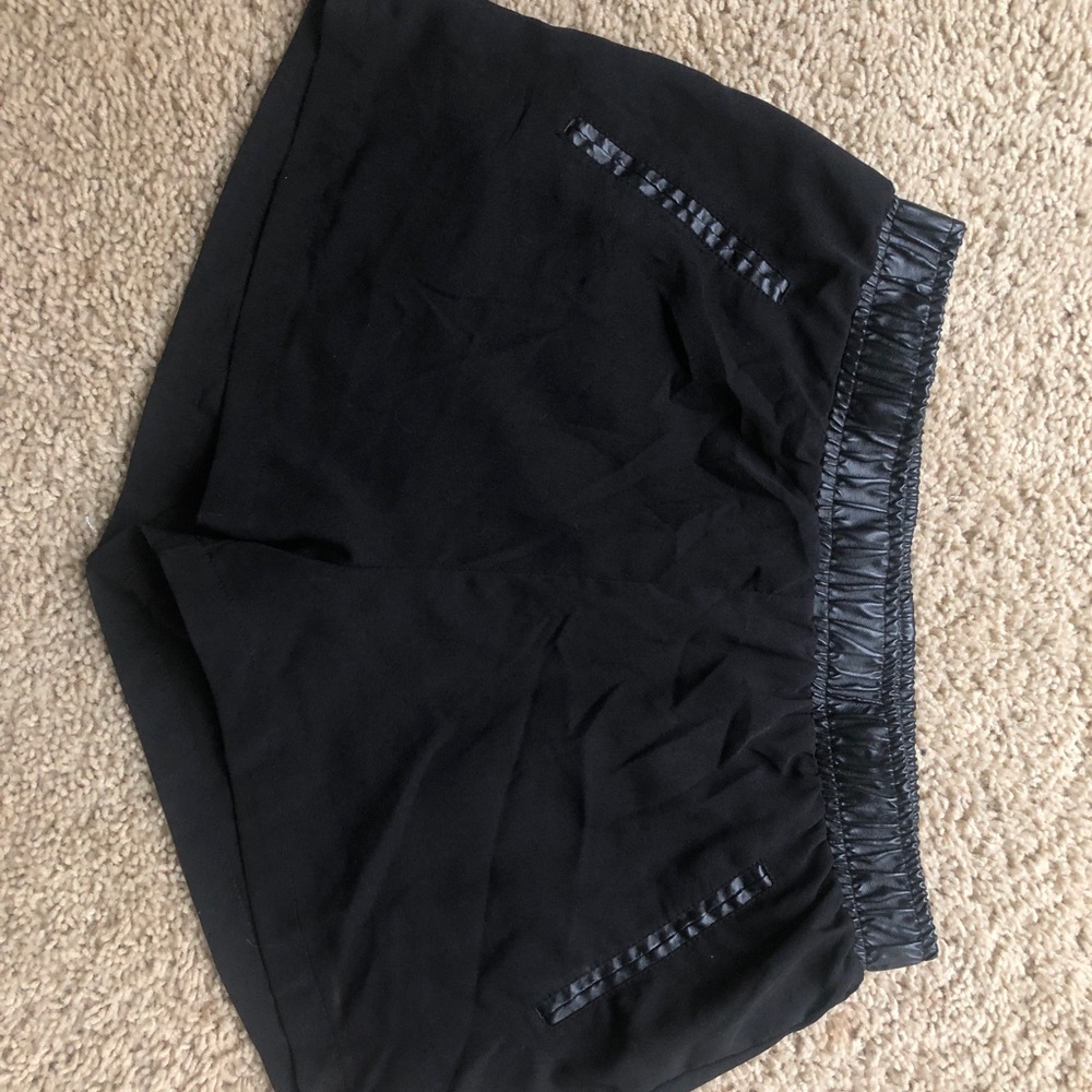Faux leather elastic shorts